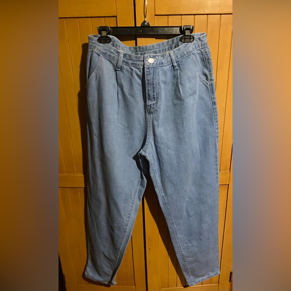 High Waisted Tapered
Mom Jeans Size large /
Light Wash Pleated